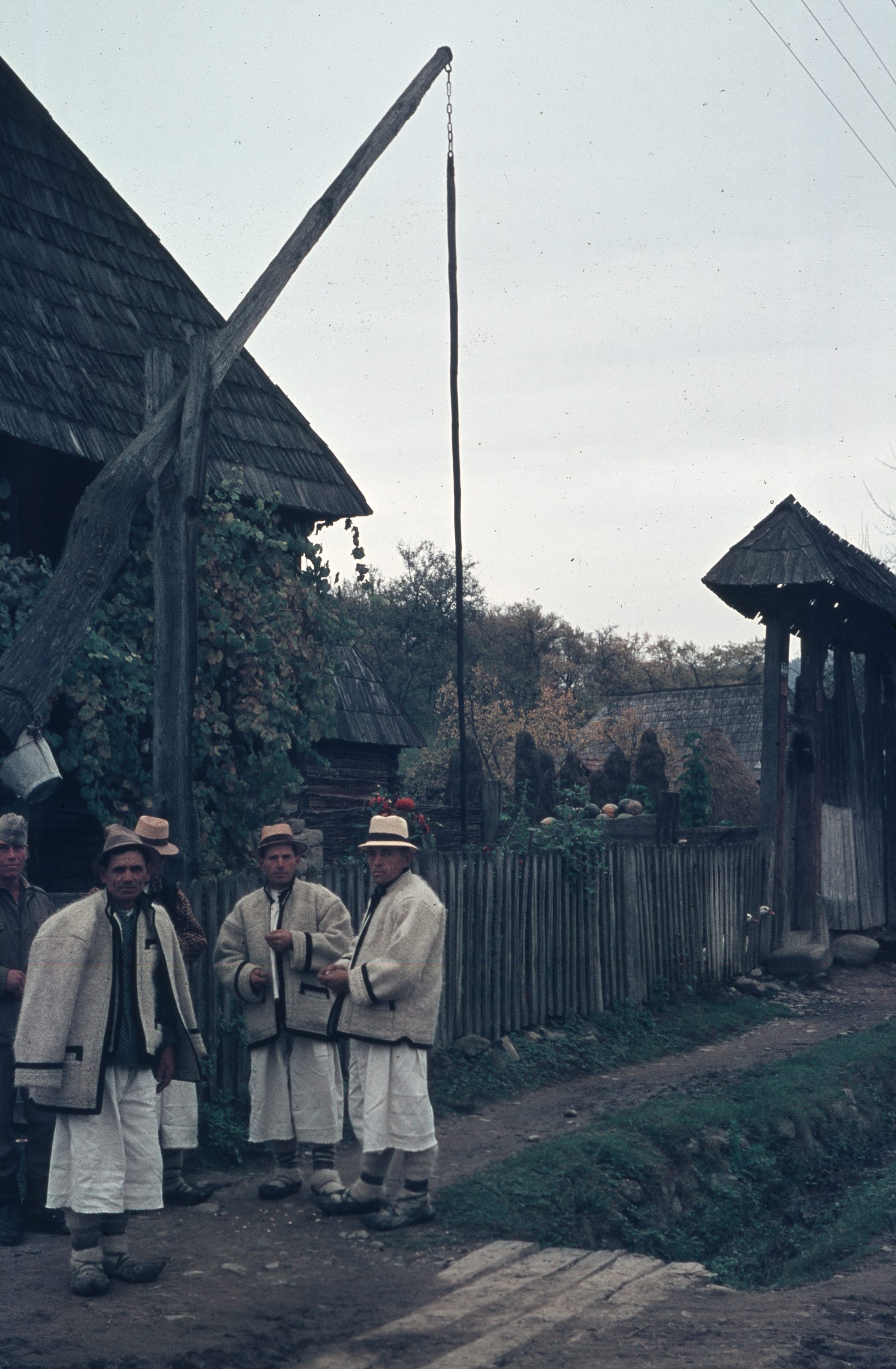 Männer am Ziehbrunnen in Strâmtura, Maramureș © Ekkehard Hallensleben