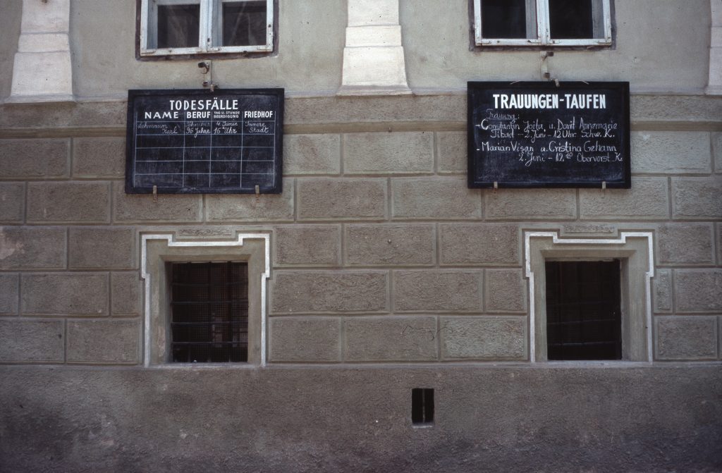 Nachrichten am Gemeindehaus in Kronstadt (Brașov)