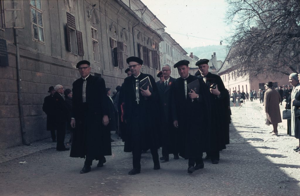 Pfarrereinführung des neugewählte Stadtpfarrers Albert Klein (ab 1969 Bischof der EKR). am 31. März 1968 in Kronstadt (Brașov)
