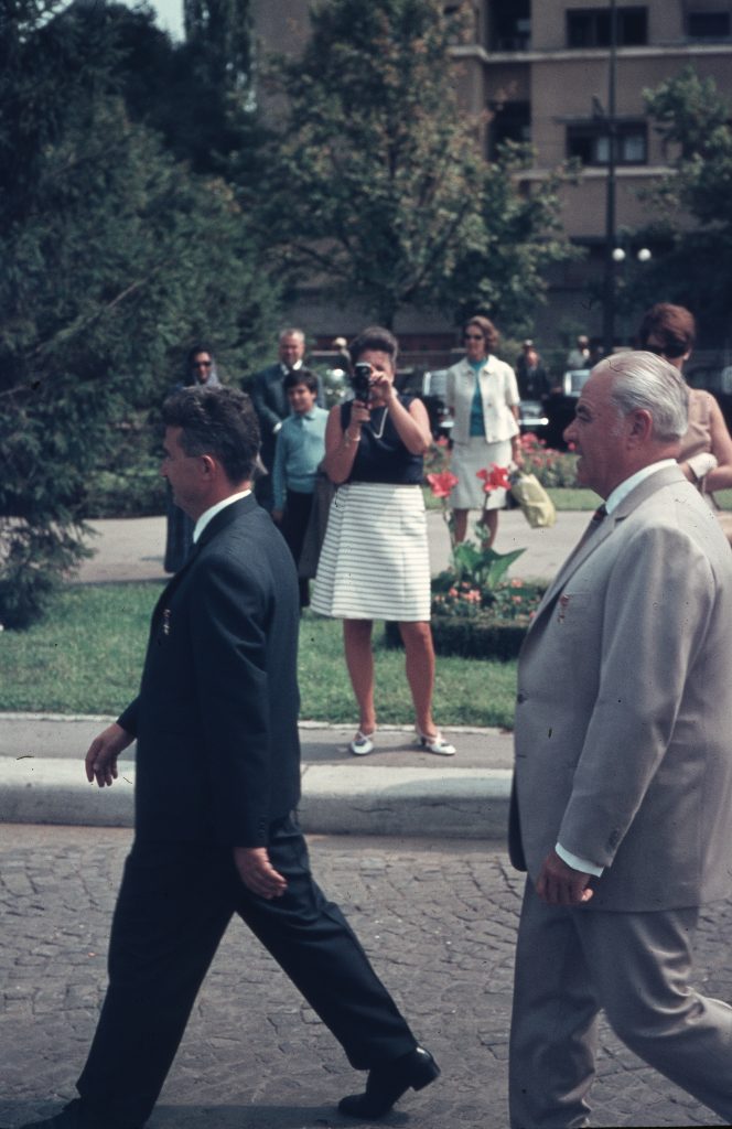 Eintreffen von Partei- und Staatschef Nicolai Ceausescu sowie Ministerpräsident Ion Gheorghe Maurer (re.) am 23. August 1968