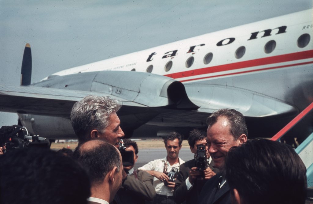 Erster offizieller Besuch 1967 kurz nach dem Übergang von Handelsvertretung zur Botschaft: Außenminister Willy Brandt wird von seinem Amtskollegen Corneliu Manescu verabschiedet