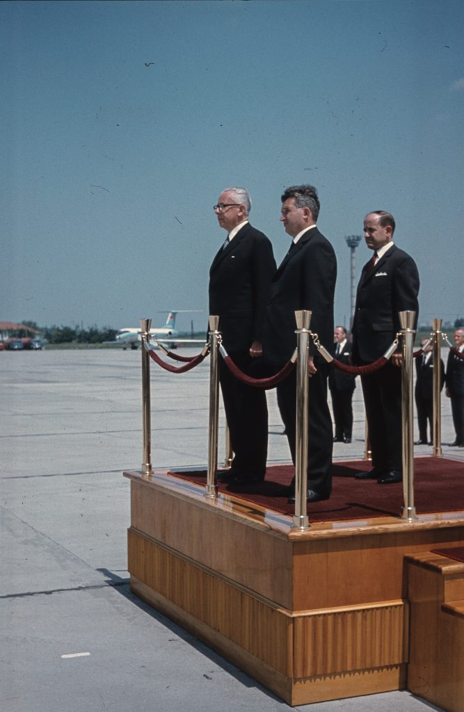 Staatsbesuch von Bundespräsident Gustav Heinemann und Frau 12. – 20. Mai 1972: Nicolae Ceausescu begleitet seinen Gast zur Empfangszeremonie auf dem Flughafen
